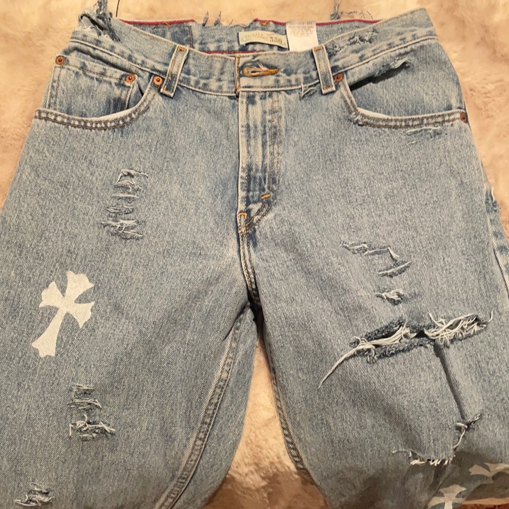 ✨womens denim Levi’s jeans with white painted crosses✨